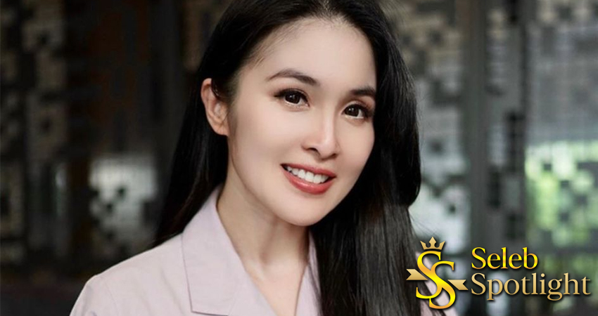 Sandra Dewi Dengan Brand Perhiasan Sandra Dewi Gold.